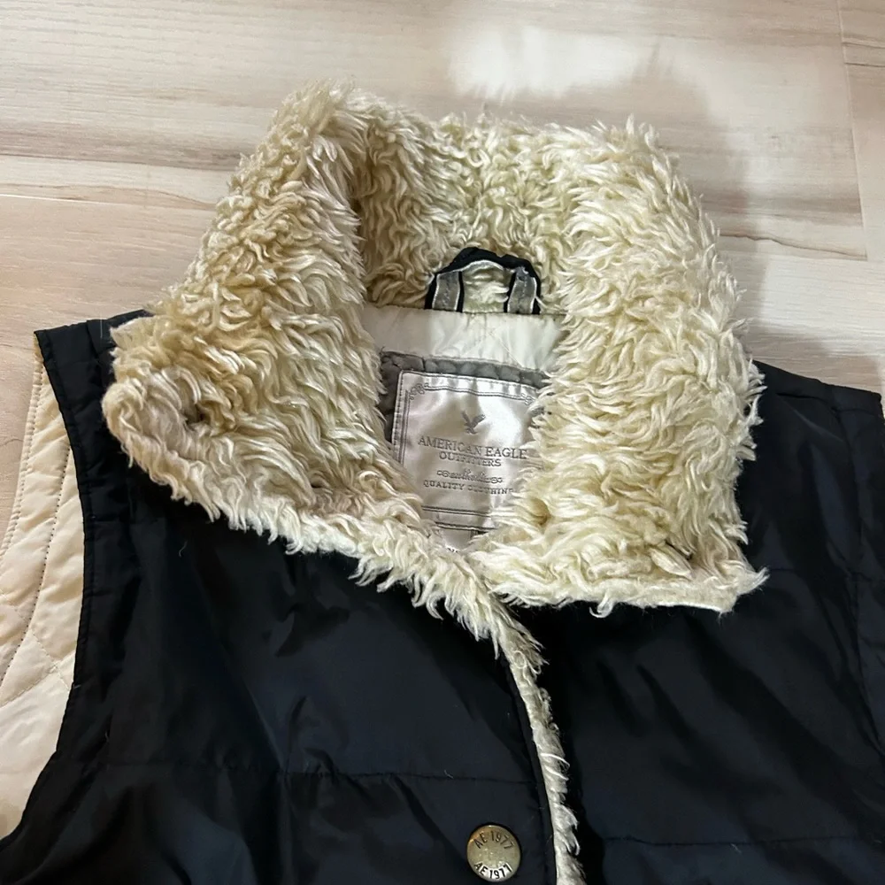 American Eagle Outfitters Black Vest with Cream Lining - Picture 3 of 12